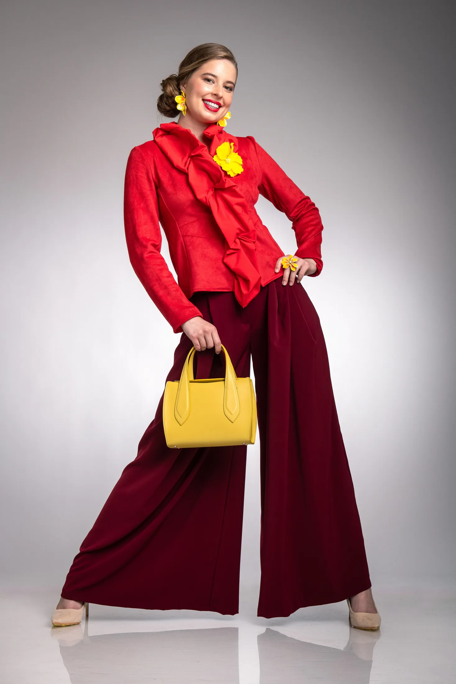 Fashion focení kabelek ELEGA – červený outfit se žlutou kabelkou