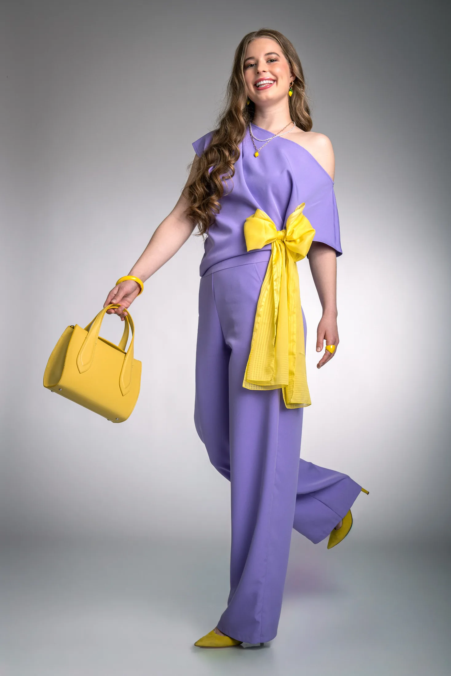 Fashion focení kabelek ELEGA – fialový kostým se žlutými doplňky